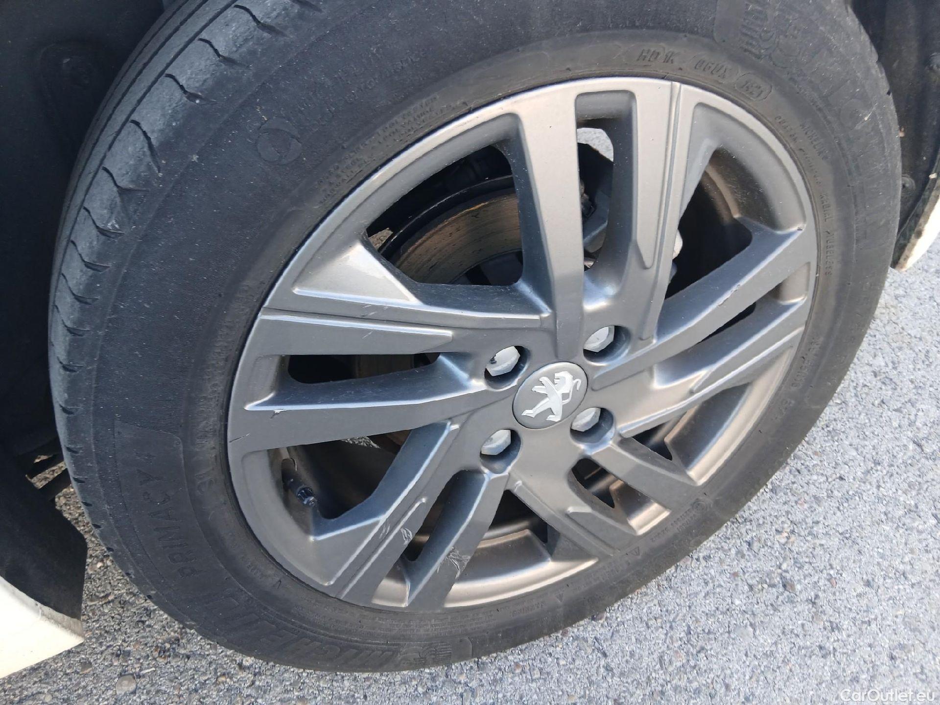  Peugeot  208 PEUGEOT  / 2019 / 5P / berlina con portón BlueHDi 73kW (100CV) Active Pack (AC) #22