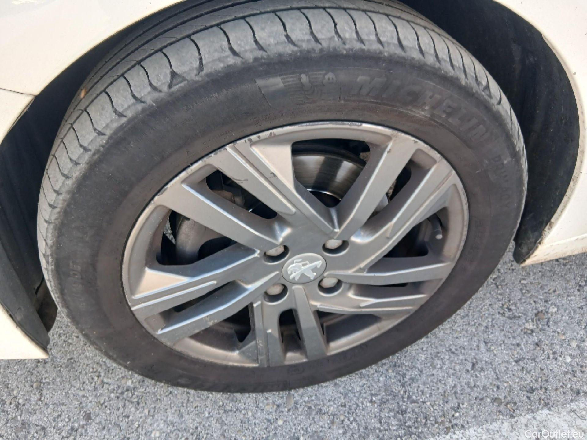  Peugeot  208 PEUGEOT  / 2019 / 5P / berlina con portón BlueHDi 73kW (100CV) Active Pack (AC) #1