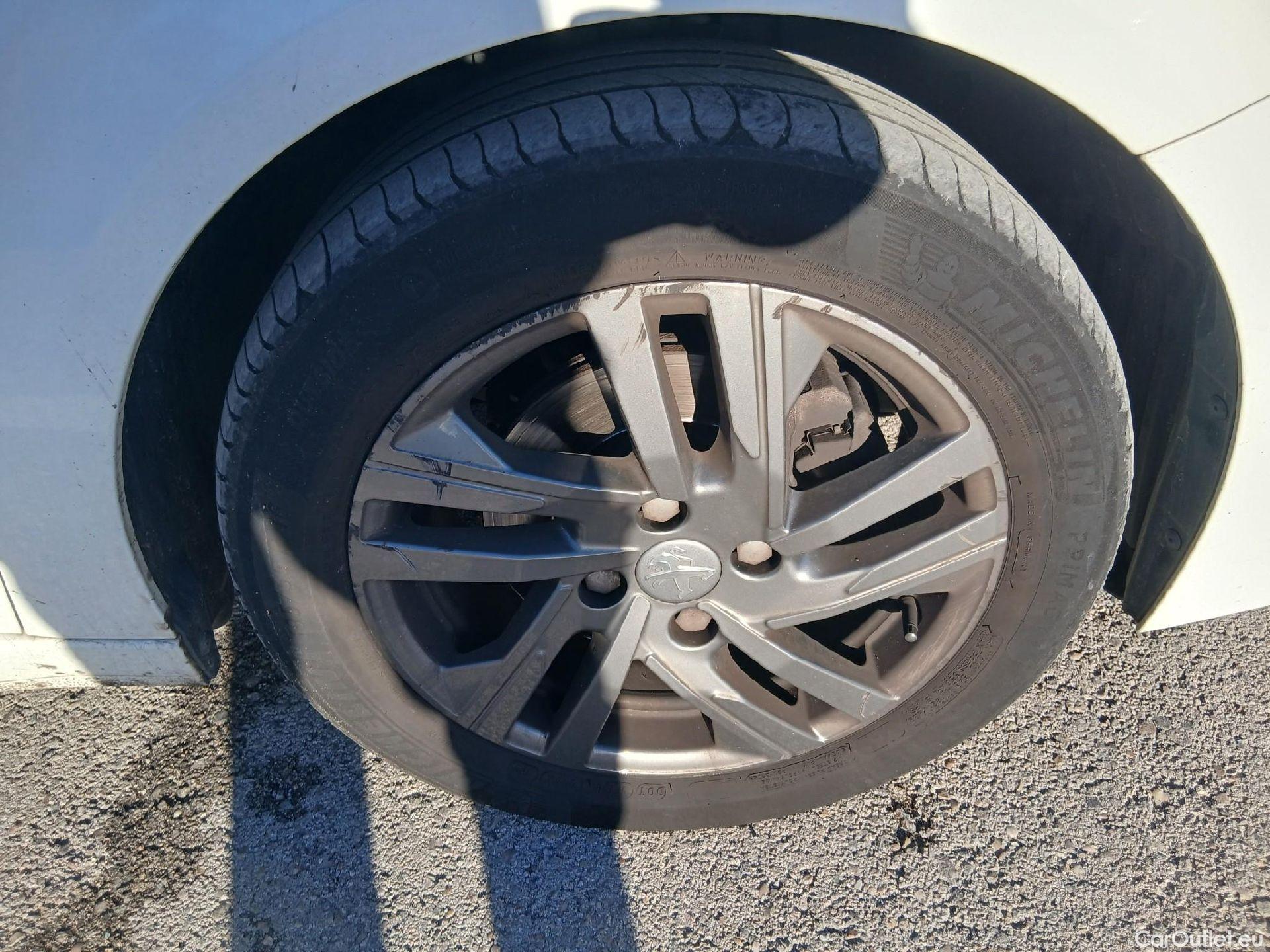  Peugeot  208 PEUGEOT  / 2019 / 5P / berlina con portón BlueHDi 73kW (100CV) Active Pack (AC) #4