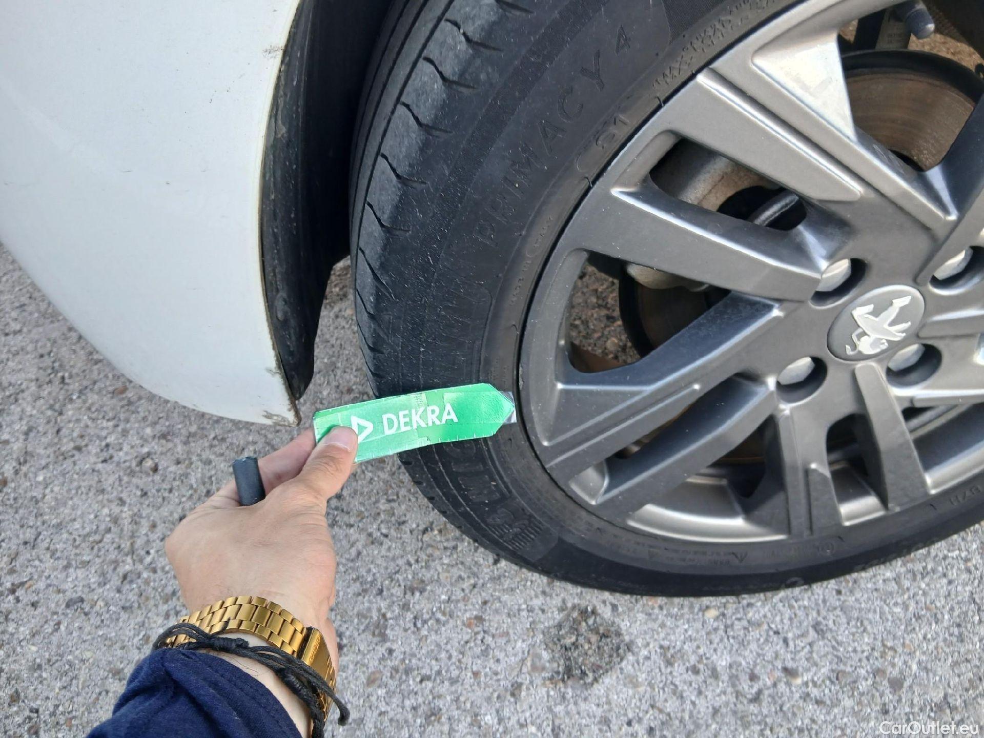  Peugeot  208 PEUGEOT  / 2019 / 5P / berlina con portón BlueHDi 73kW (100CV) Active Pack (AC) #32