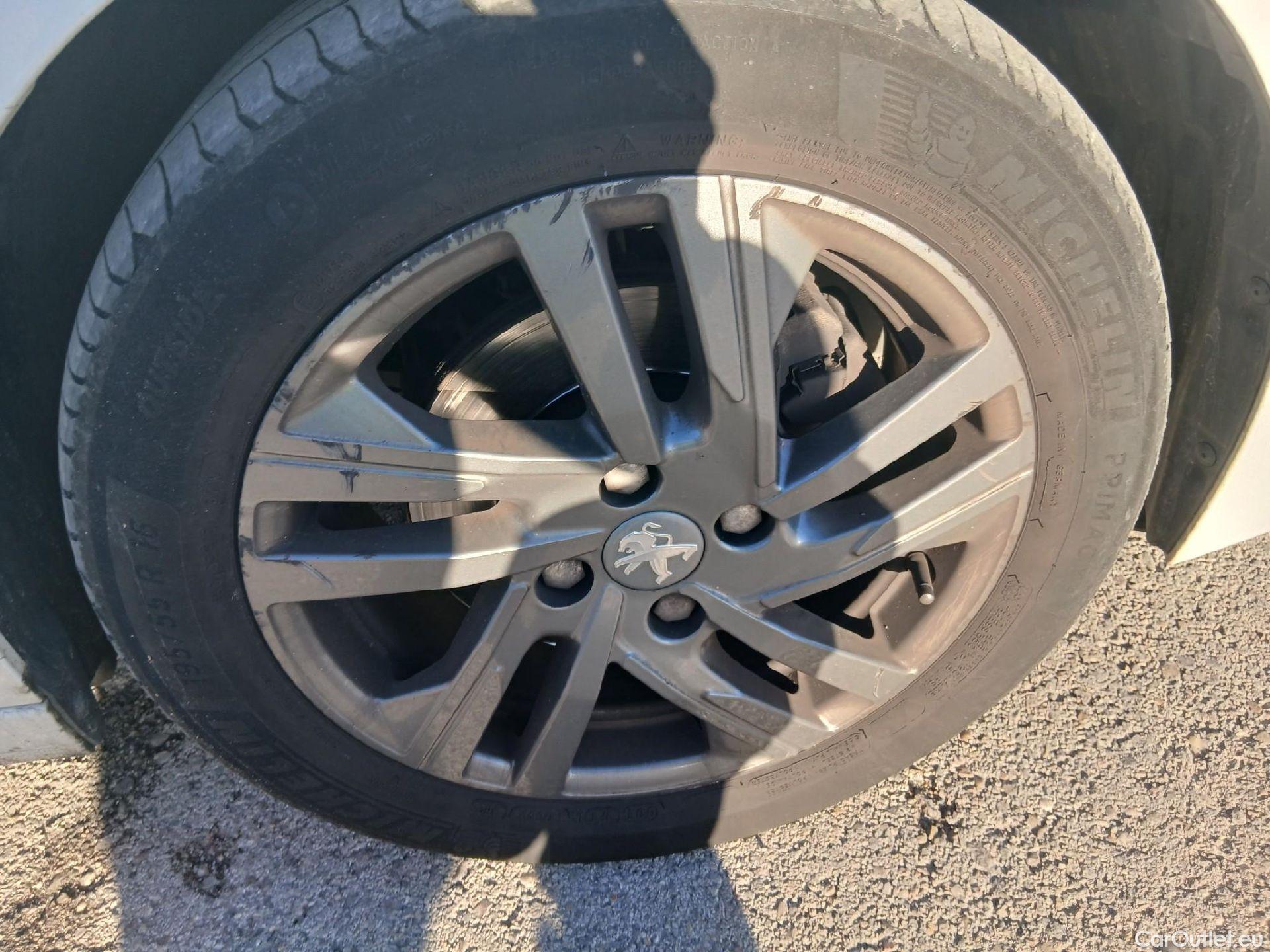  Peugeot  208 PEUGEOT  / 2019 / 5P / berlina con portón BlueHDi 73kW (100CV) Active Pack (AC) #41