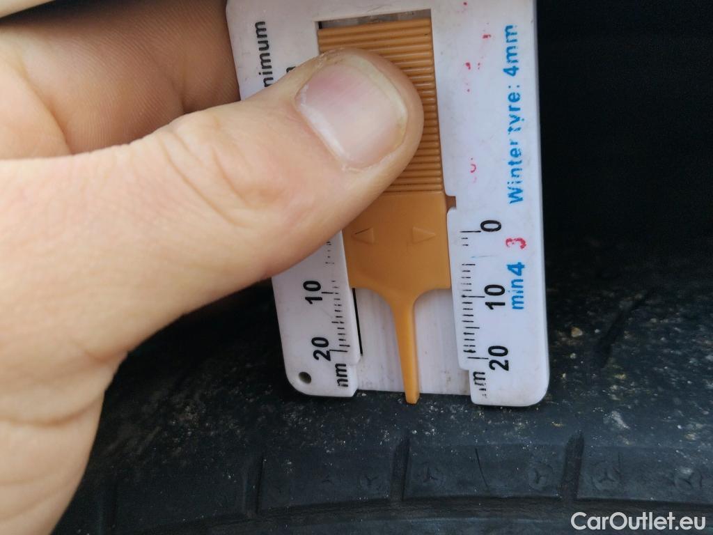  Toyota  Yaris TOYOTA  / 2017 / 5P / berlina con portón 1.5 100H Active #10