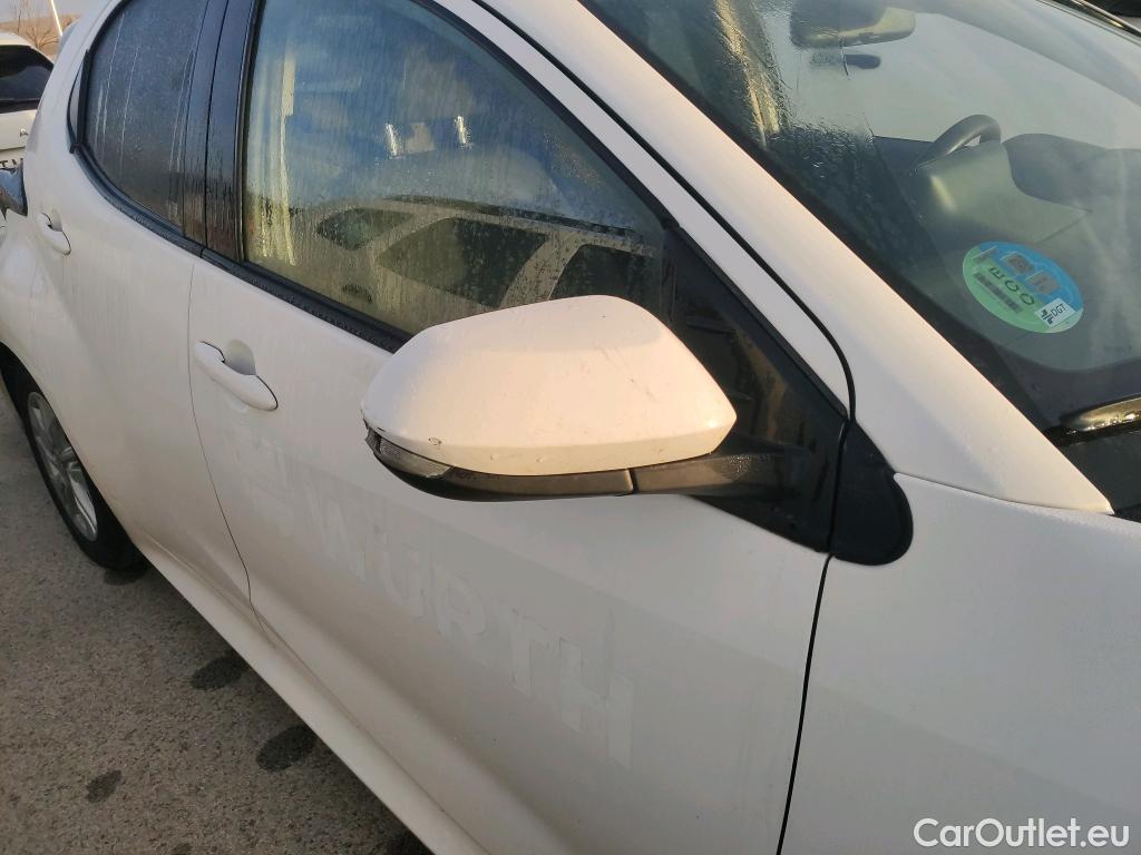  Toyota  Yaris TOYOTA  / 2020 / 5P / berlina con portón 1.5 120H Business Plus #35