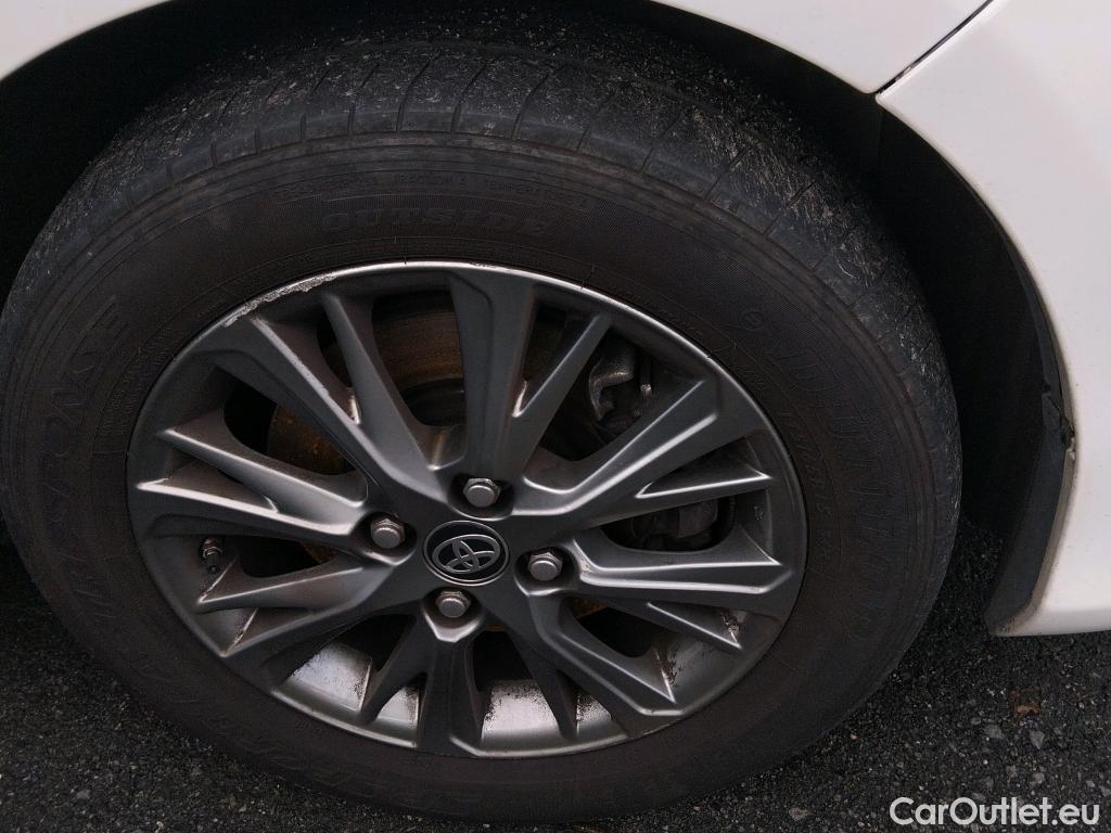  Toyota  Yaris TOYOTA  / 2017 / 5P / berlina con portón 1.5 100H Active #3