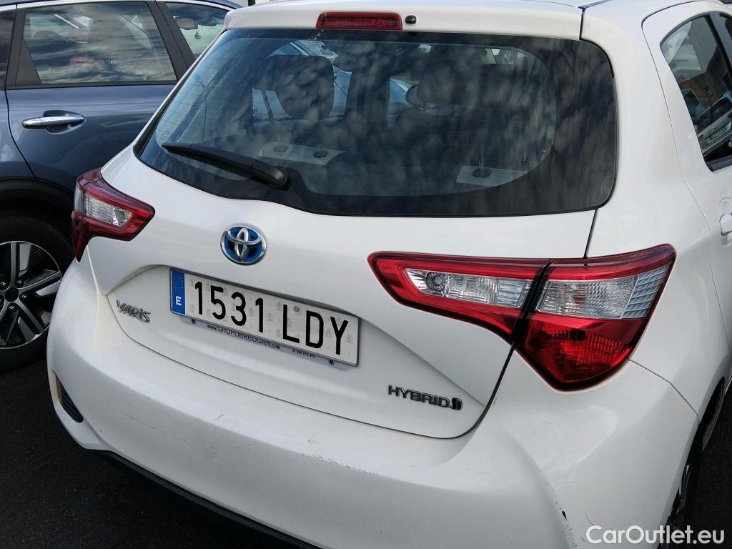  Toyota  Yaris TOYOTA  / 2017 / 5P / berlina con portón 1.5 100H Active #30