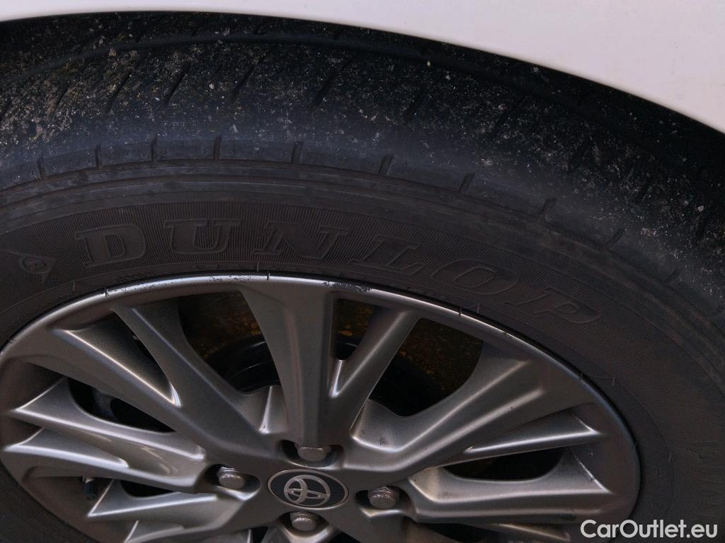  Toyota  Yaris TOYOTA  / 2017 / 5P / berlina con portón 1.5 100H Active #9