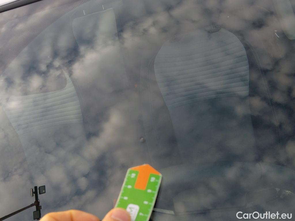  Toyota  Yaris TOYOTA  / 2017 / 5P / berlina con portón 1.5 100H Active #2