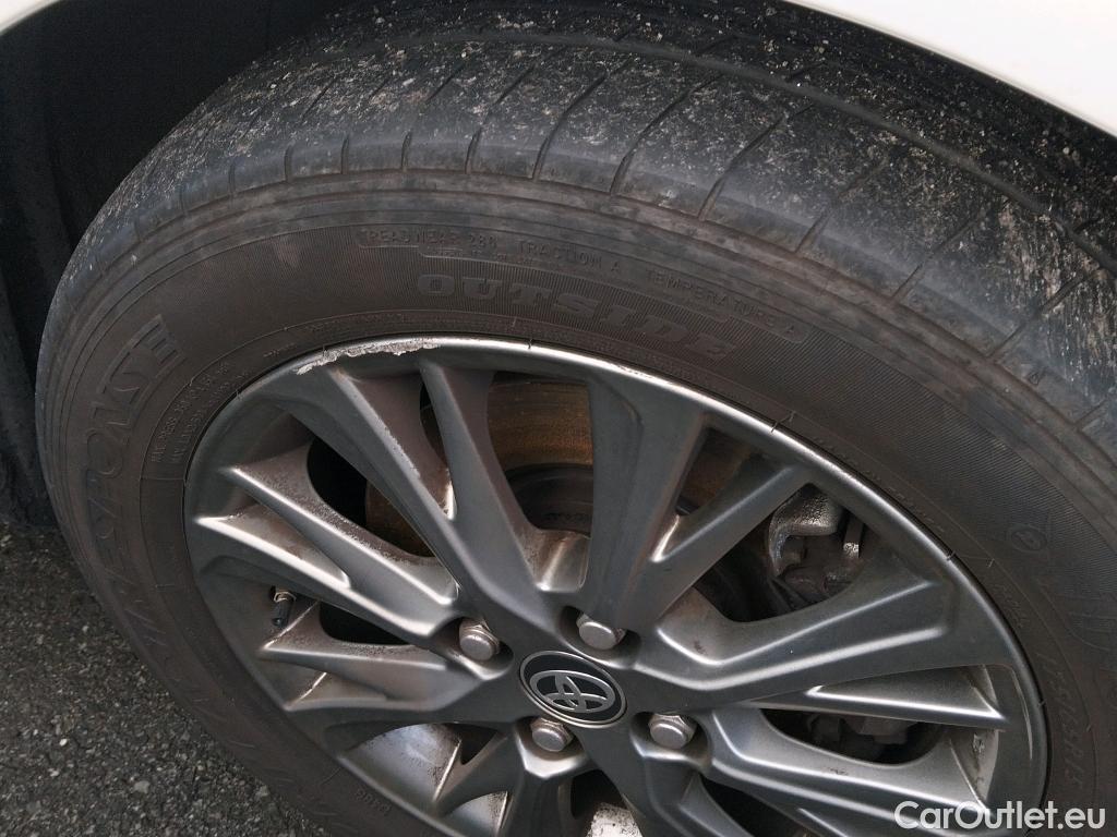  Toyota  Yaris TOYOTA  / 2017 / 5P / berlina con portón 1.5 100H Active #13