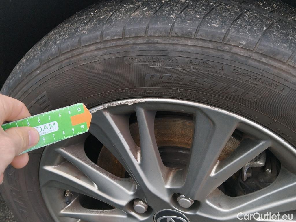  Toyota  Yaris TOYOTA  / 2017 / 5P / berlina con portón 1.5 100H Active #4