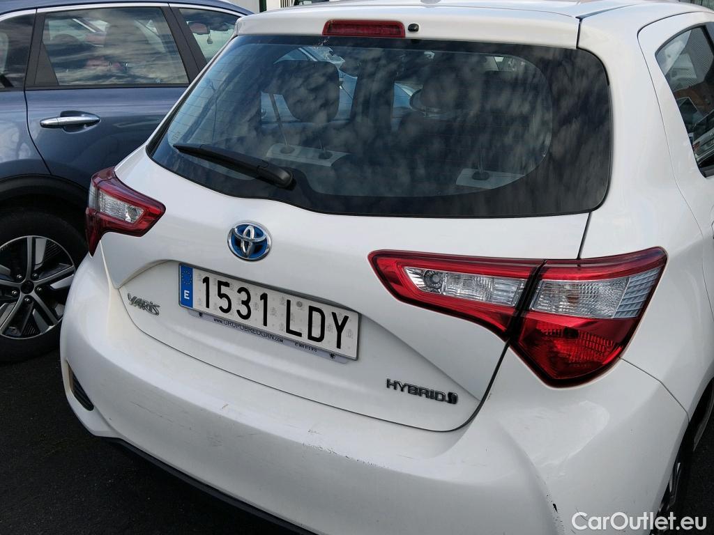  Toyota  Yaris TOYOTA  / 2017 / 5P / berlina con portón 1.5 100H Active #29
