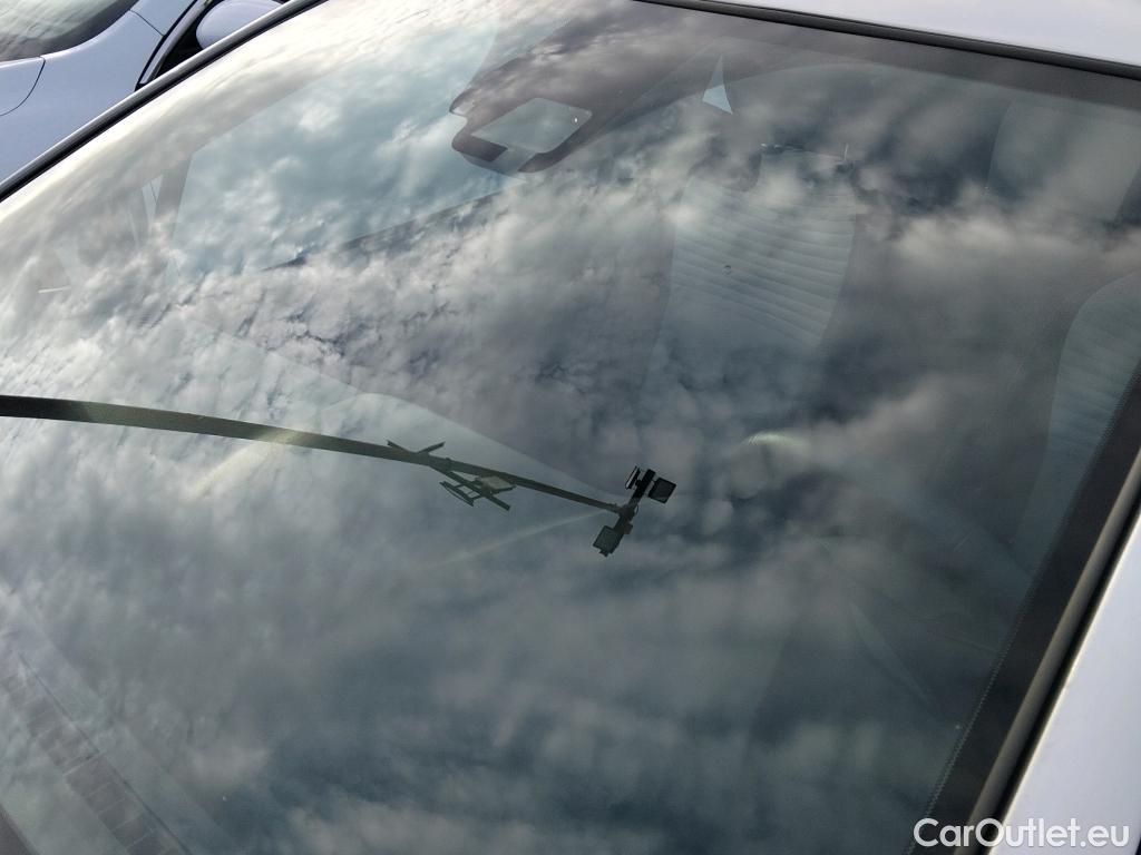  Toyota  Yaris TOYOTA  / 2017 / 5P / berlina con portón 1.5 100H Active #1