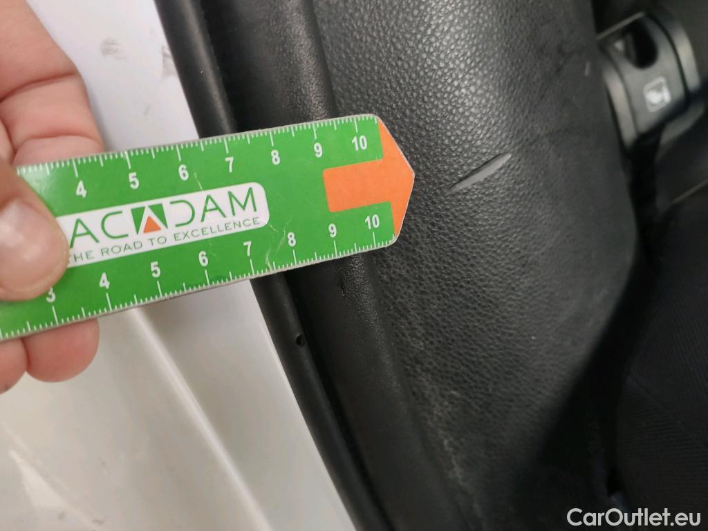  Toyota  Yaris TOYOTA  / 2020 / 5P / berlina con portón 1.5 120H Business Plus #24