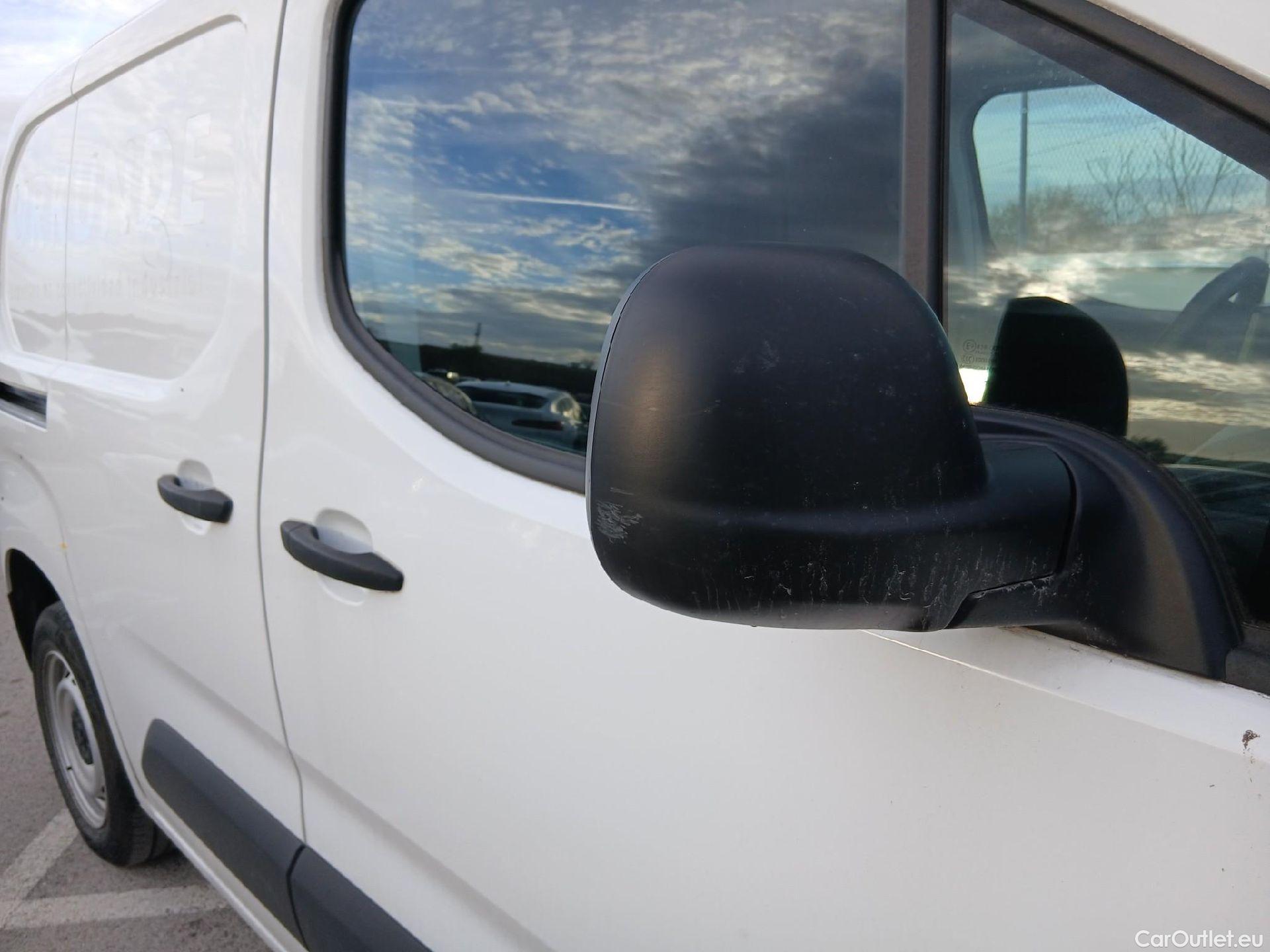  Peugeot  Partner PEUGEOT  / 2018 / 3P / furgón derivado de turismo Pro Standard 600kg BlueHDi 55kW #32