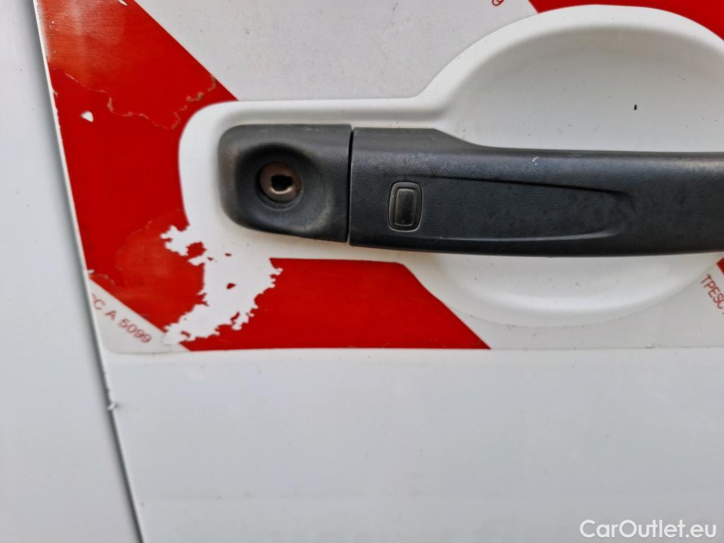  Nissan  NV400 NISSAN  VU 4p Fourgon L3H2 2.3 DCI TT 165 S/S 3500 Business #79