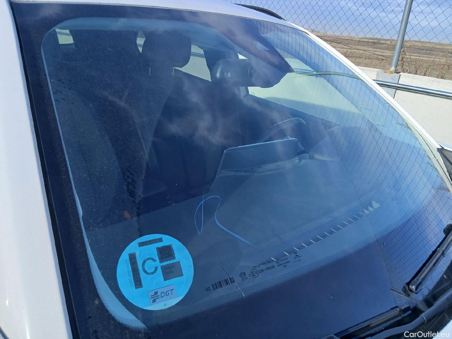  Peugeot  2008 PEUGEOT  / 2019 / 5P / todoterreno Allure BlueHDI 81kW (110CV) #9