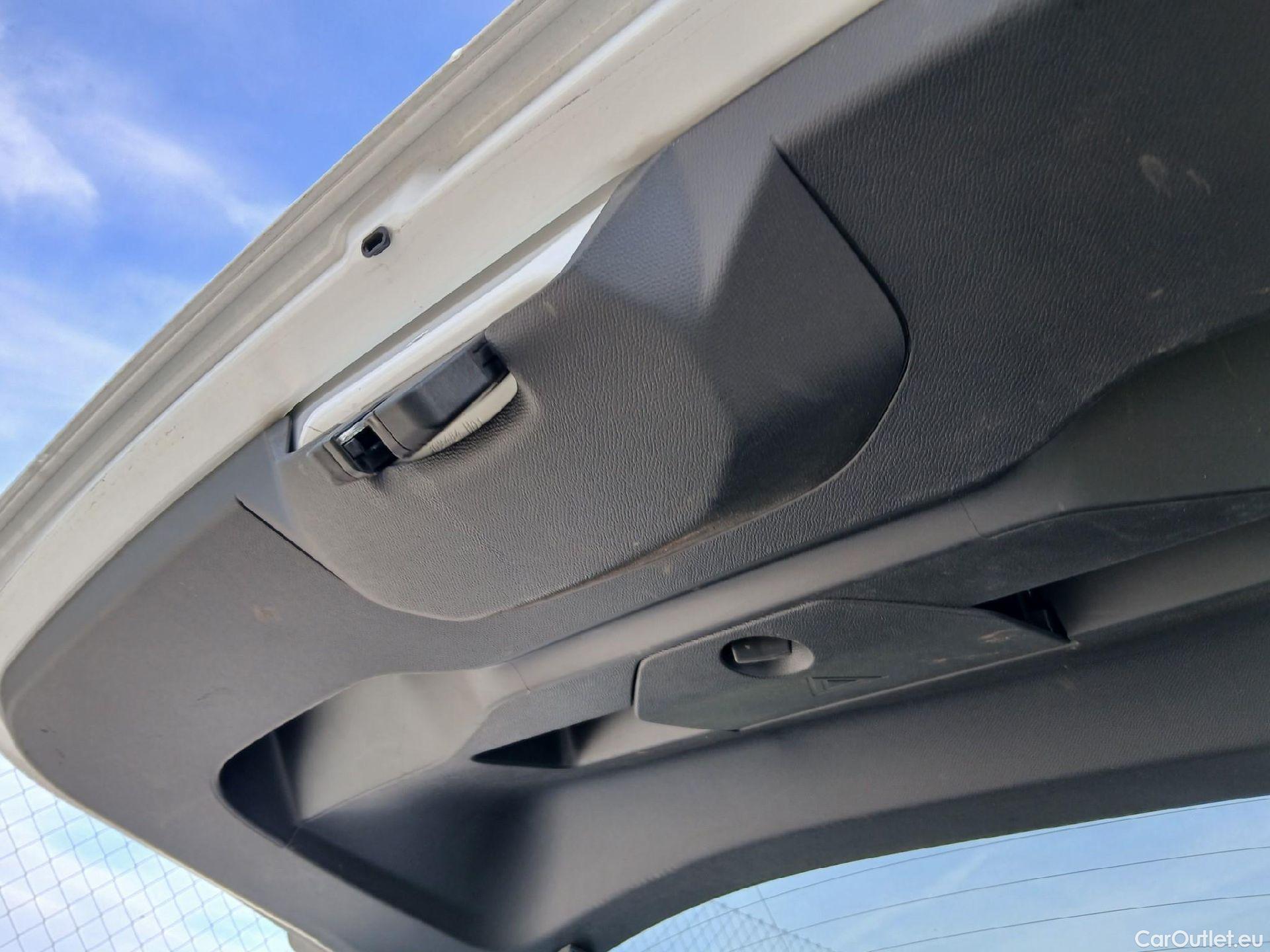  Peugeot  2008 PEUGEOT  / 2019 / 5P / todoterreno Allure BlueHDI 81kW (110CV) #7