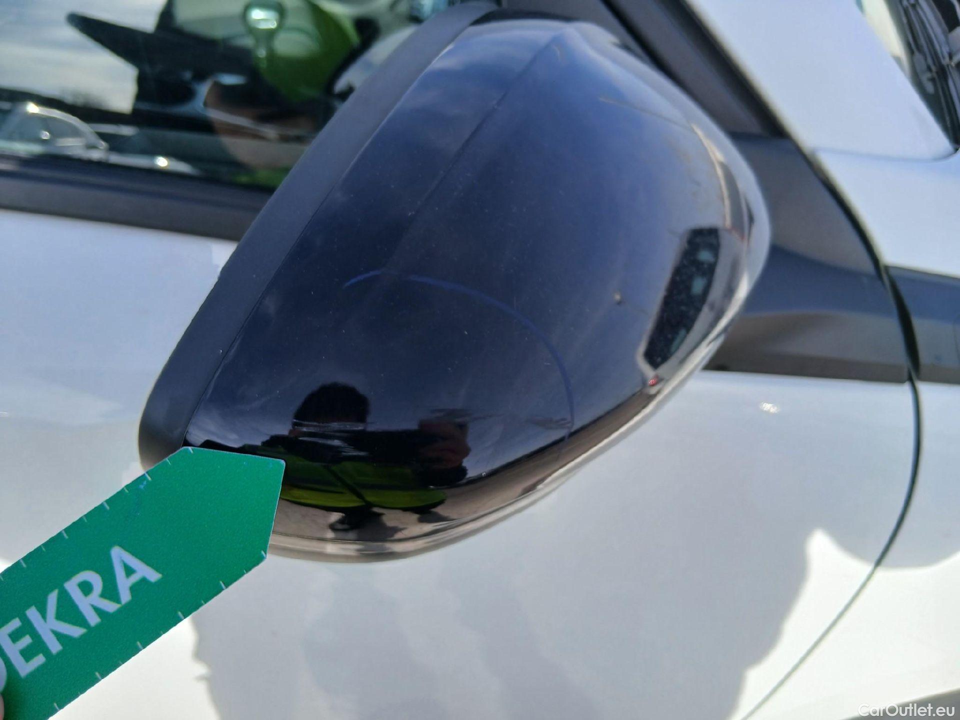  Peugeot  2008 PEUGEOT  / 2019 / 5P / todoterreno Allure BlueHDI 81kW (110CV) #32