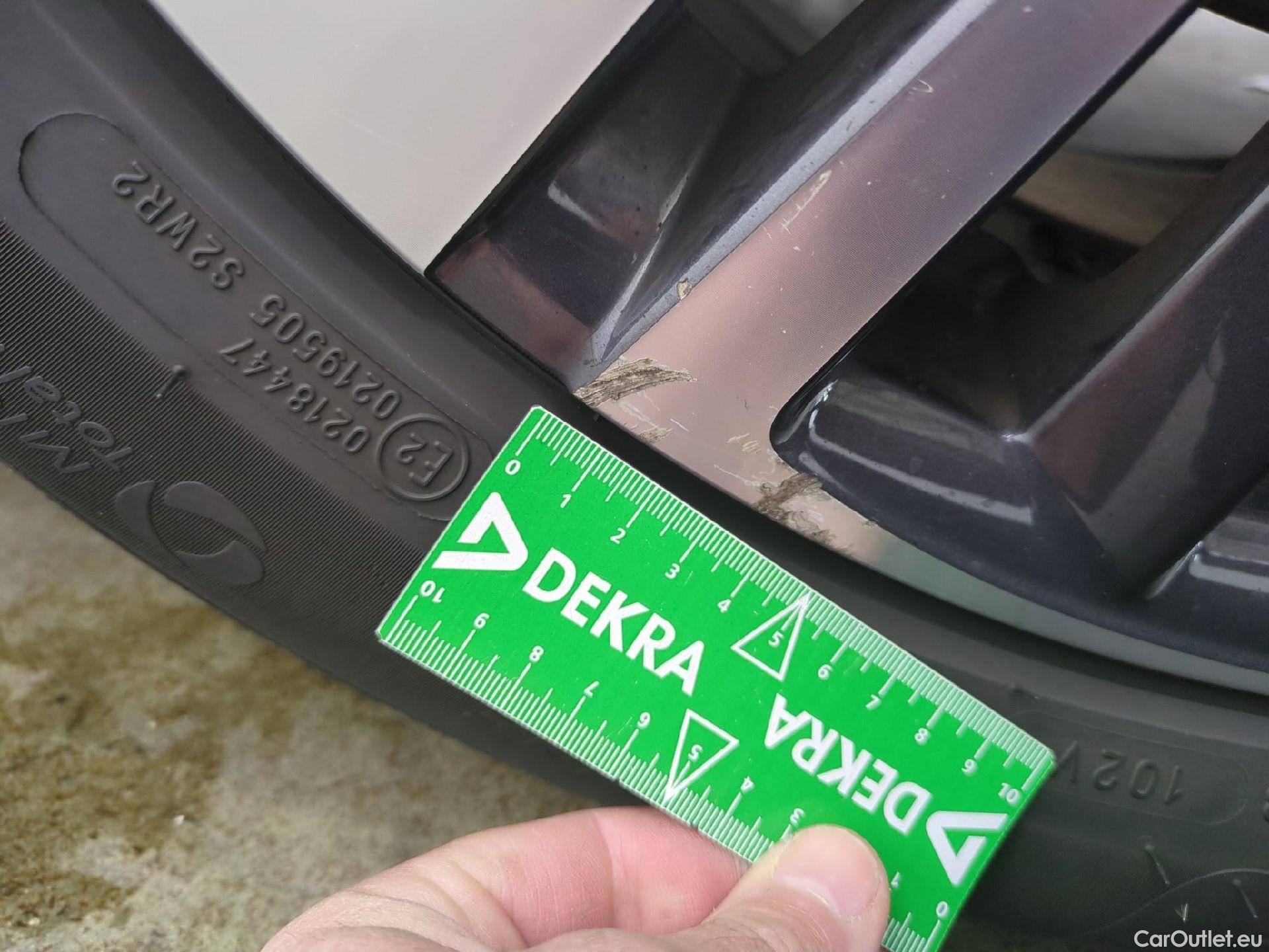  Peugeot  3008 PEUGEOT  / 2020 / 5P / SUV 1.6 HYBRID 225 E-EAT8 Allure Pack #19