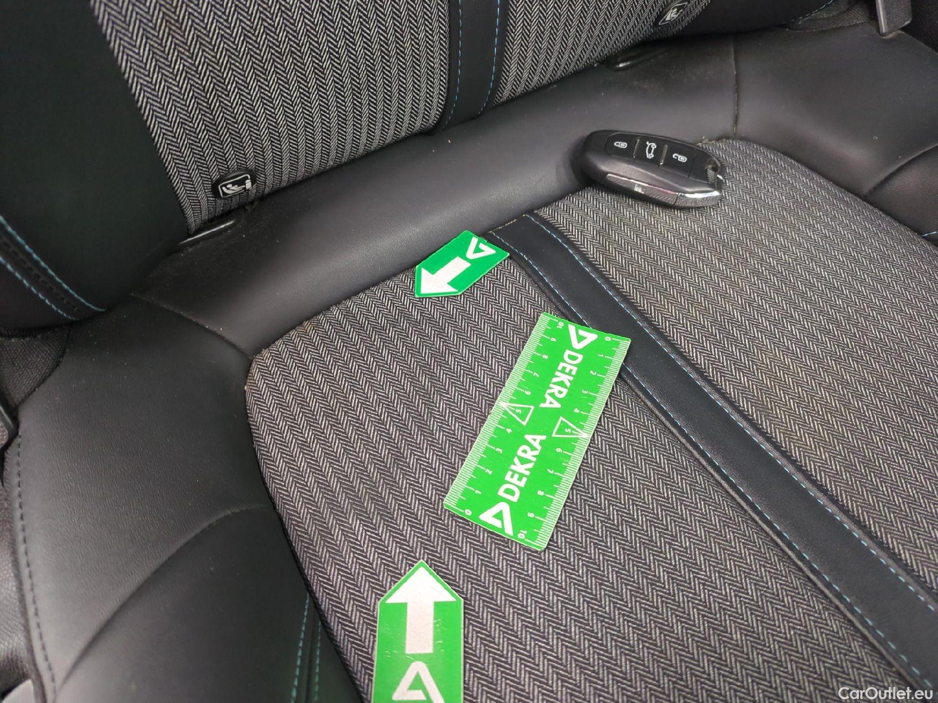  Peugeot  3008 PEUGEOT  / 2020 / 5P / SUV 1.6 HYBRID 225 E-EAT8 Allure Pack #36