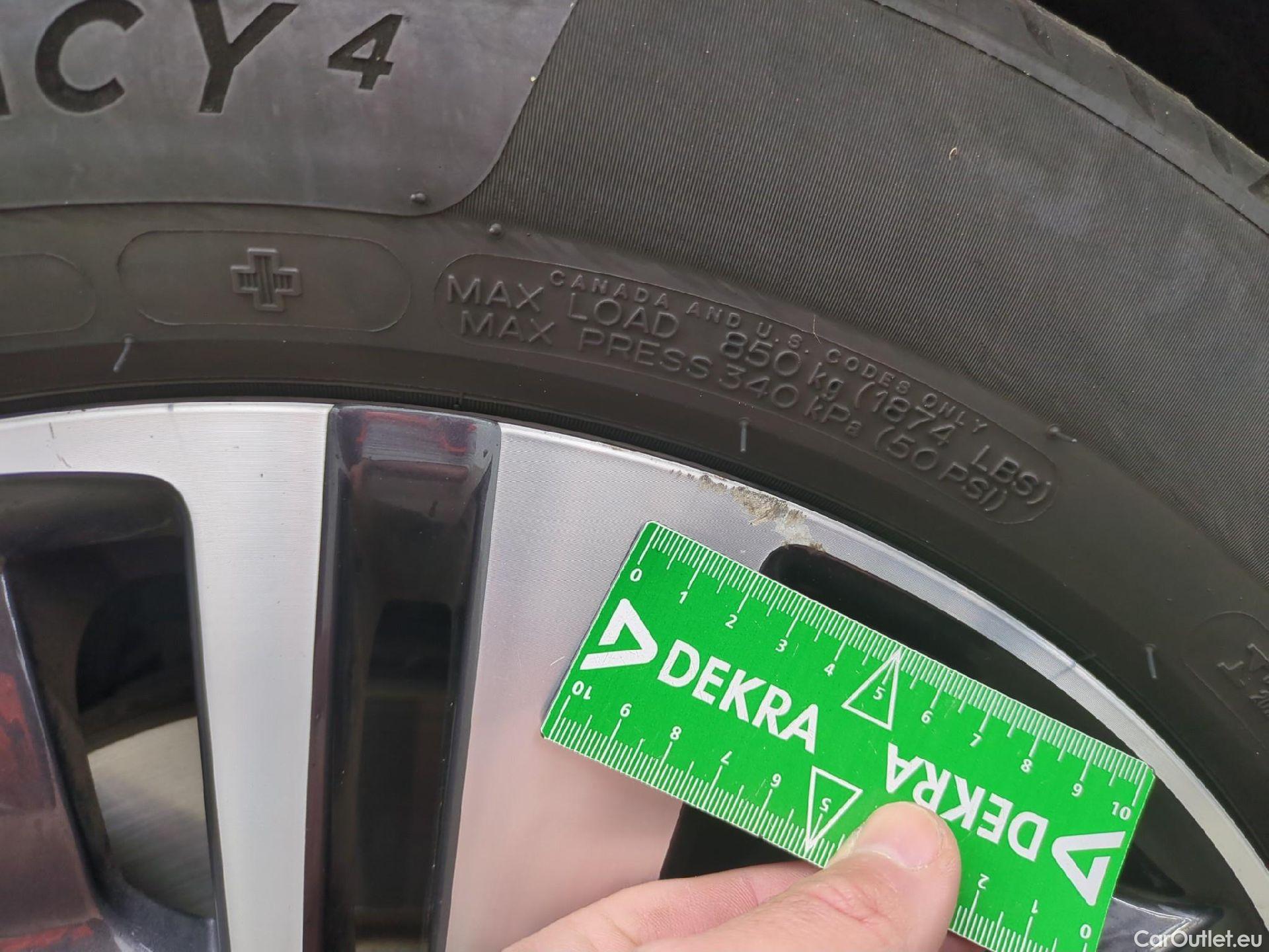  Peugeot  3008 PEUGEOT  / 2020 / 5P / SUV 1.6 HYBRID 225 E-EAT8 Allure Pack #18