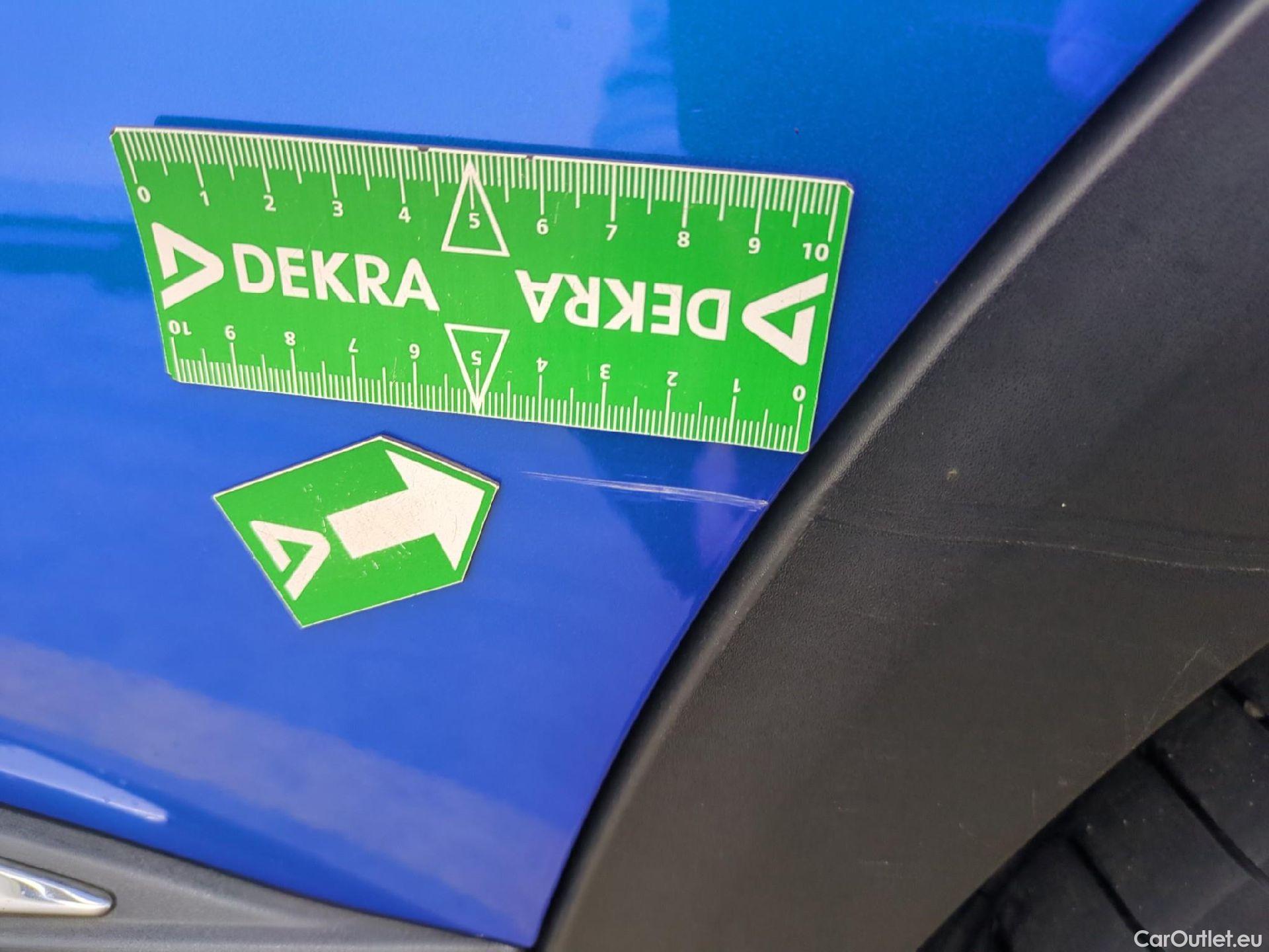  Peugeot  3008 PEUGEOT  / 2020 / 5P / SUV 1.6 HYBRID 225 E-EAT8 Allure Pack #24