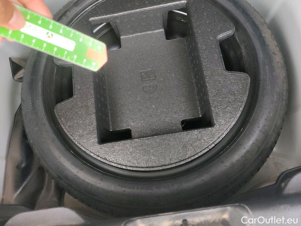  Toyota  Yaris TOYOTA  / 2020 / 5P / berlina con portón 1.5 120H Business Plus #40