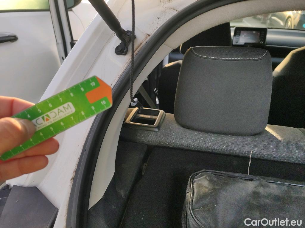  Toyota  Yaris TOYOTA  / 2020 / 5P / berlina con portón 1.5 120H Business Plus #3