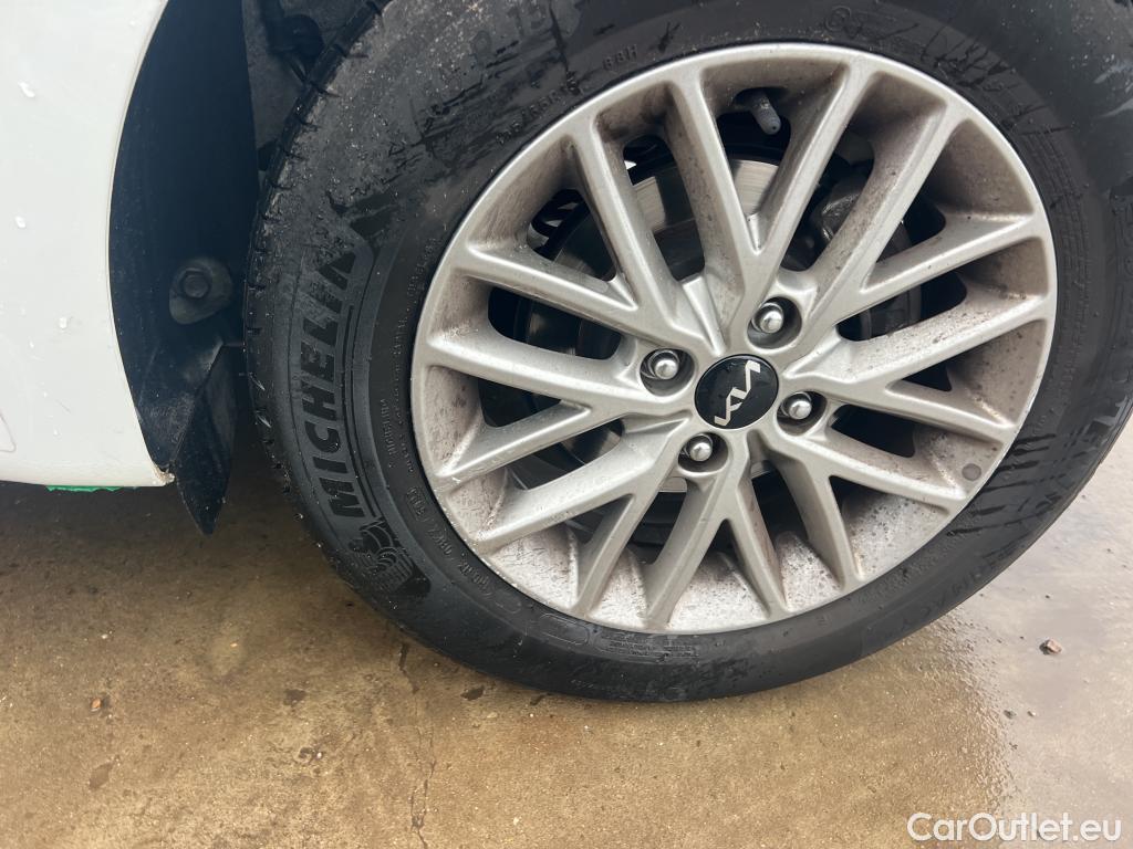  KIA  Rio KIA  / 2020 / 5P / berlina con portón 1.2 DPi 62kW (84CV) Concept #11