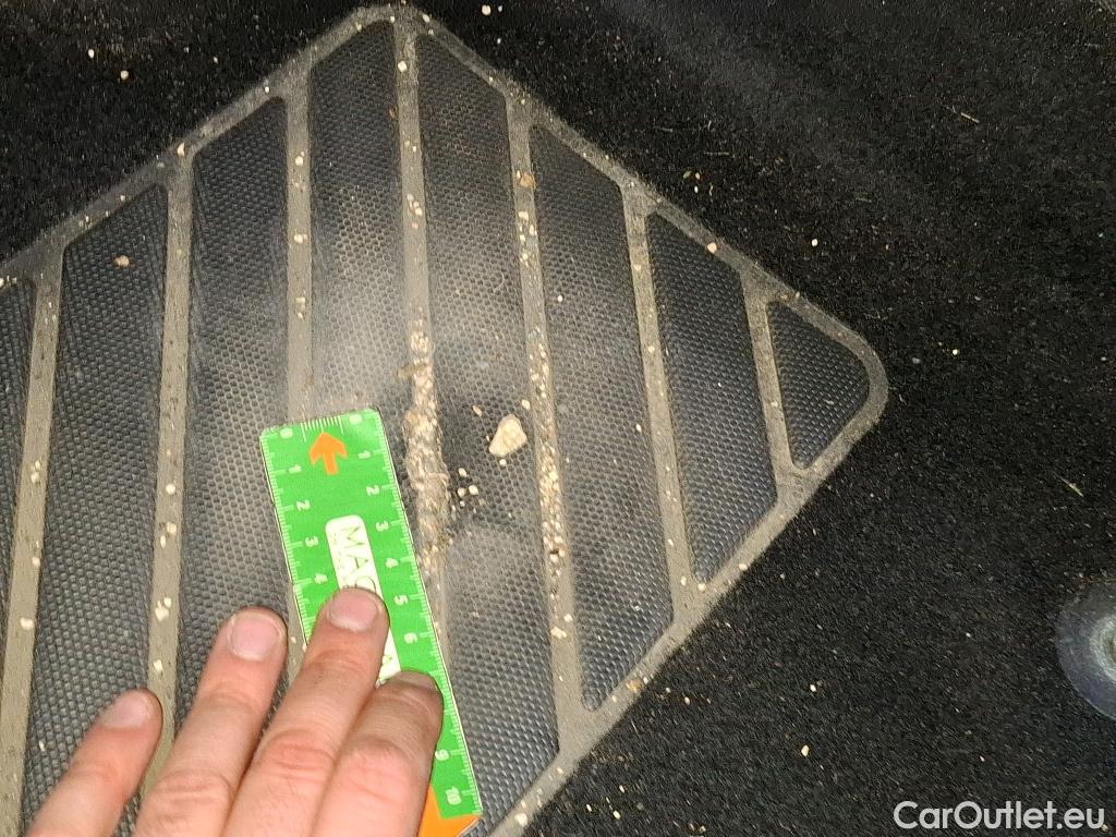  Peugeot  3008 PEUGEOT  / 2020 / 5P / SUV 1.6 HYBRID 225 E-EAT8 Allure #38