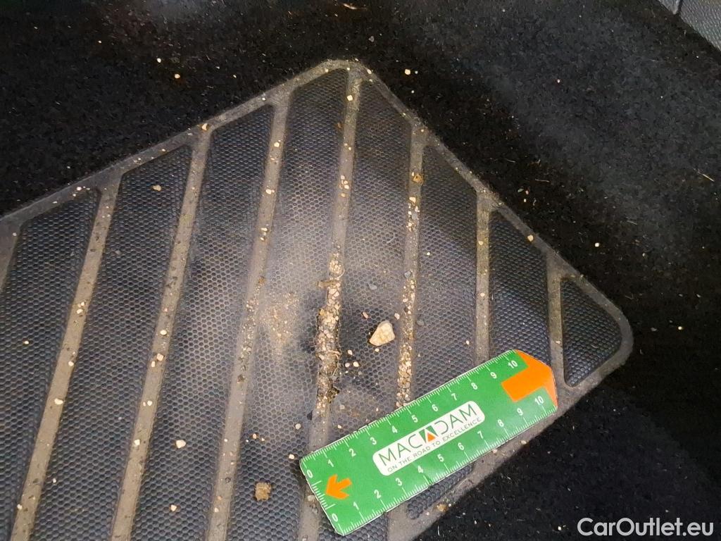  Peugeot  3008 PEUGEOT  / 2020 / 5P / SUV 1.6 HYBRID 225 E-EAT8 Allure #37