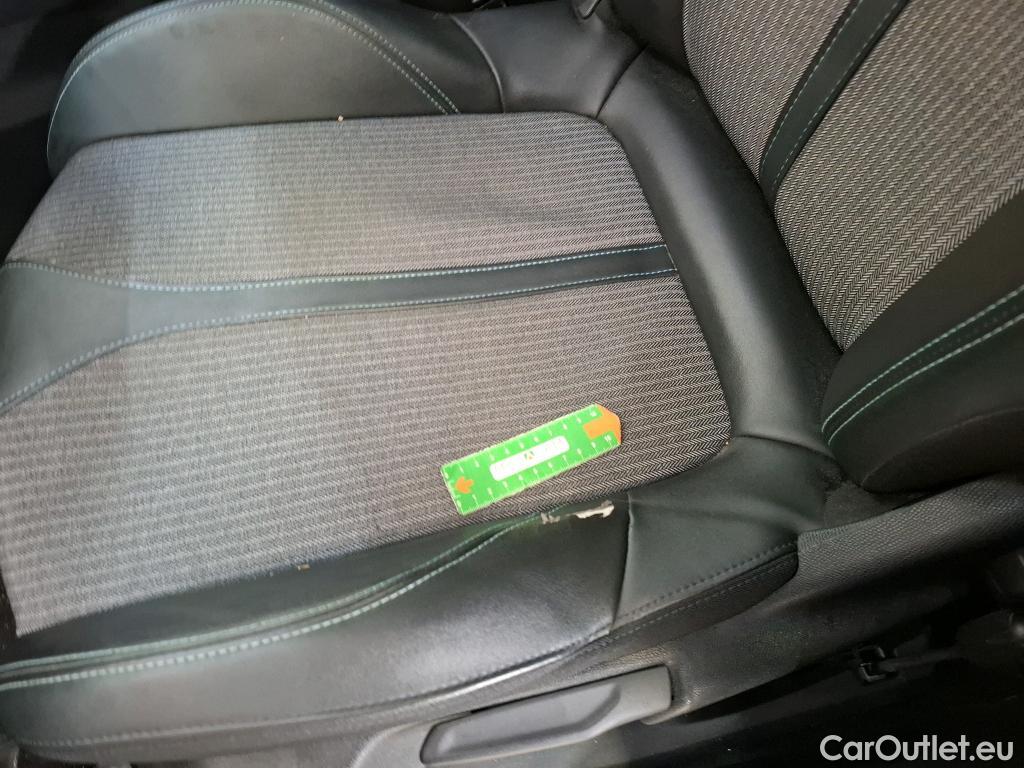  Peugeot  3008 PEUGEOT  / 2020 / 5P / SUV 1.6 HYBRID 225 E-EAT8 Allure #14