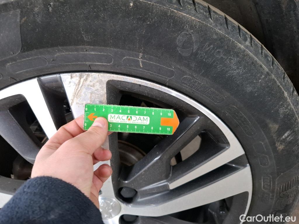  Peugeot  3008 PEUGEOT  / 2020 / 5P / SUV 1.6 HYBRID 225 E-EAT8 Allure #26