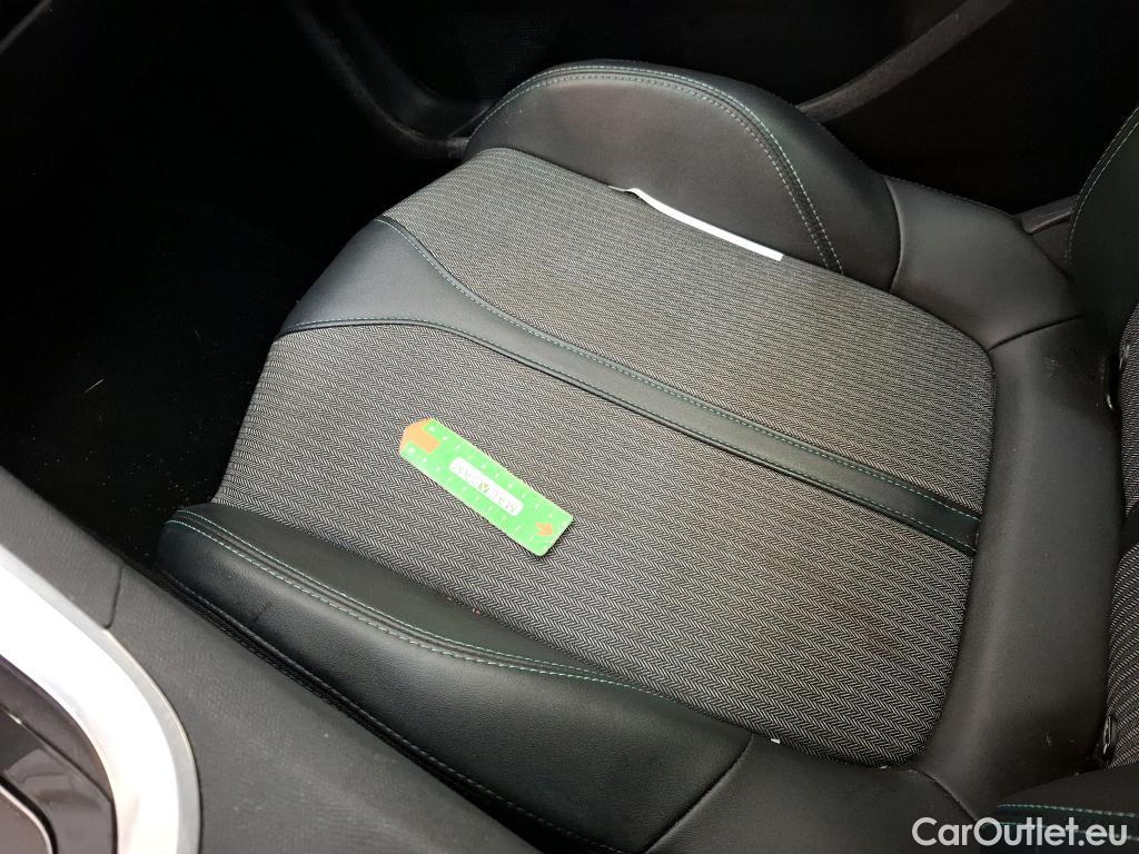  Peugeot  3008 PEUGEOT  / 2020 / 5P / SUV 1.6 HYBRID 225 E-EAT8 Allure #55