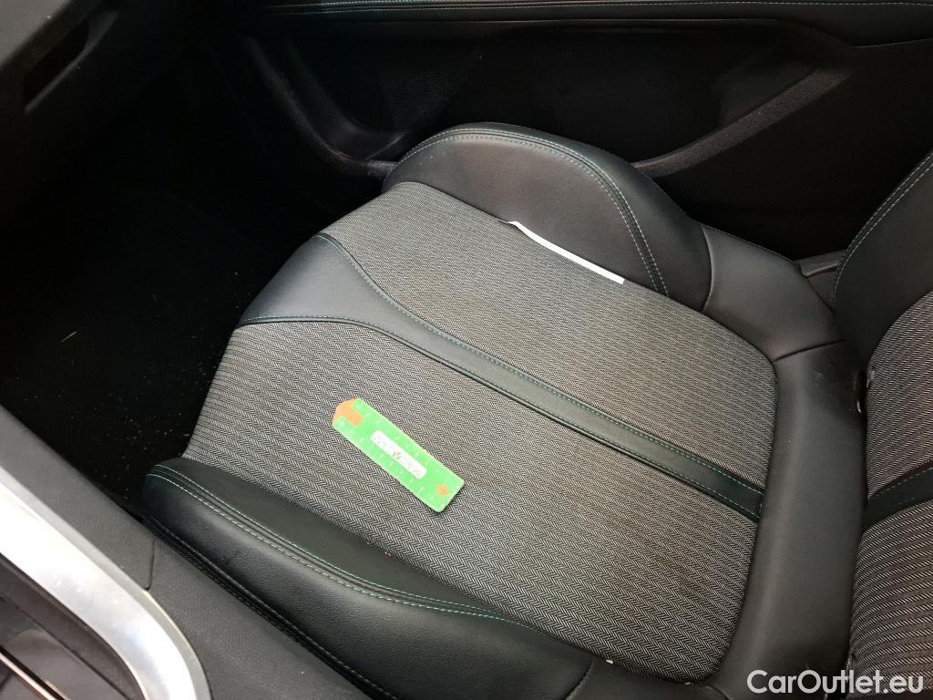  Peugeot  3008 PEUGEOT  / 2020 / 5P / SUV 1.6 HYBRID 225 E-EAT8 Allure #56