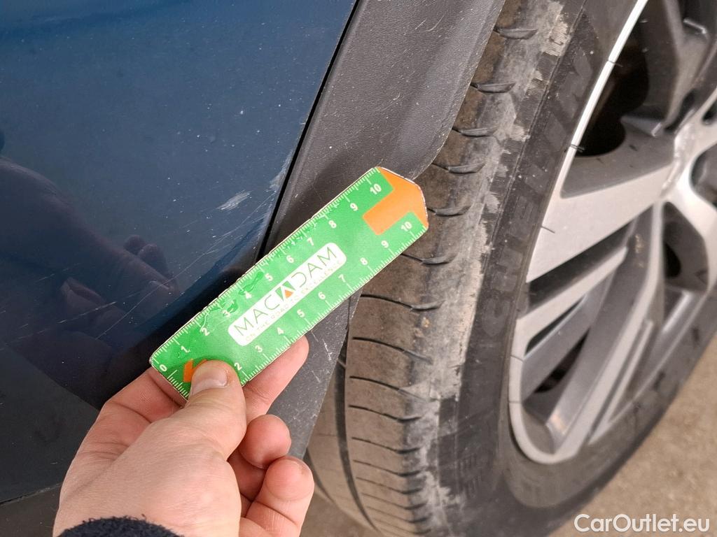  Peugeot  3008 PEUGEOT  / 2020 / 5P / SUV 1.6 HYBRID 225 E-EAT8 Allure #17