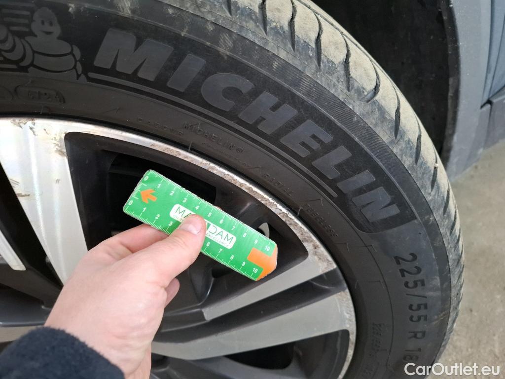  Peugeot  3008 PEUGEOT  / 2020 / 5P / SUV 1.6 HYBRID 225 E-EAT8 Allure #21