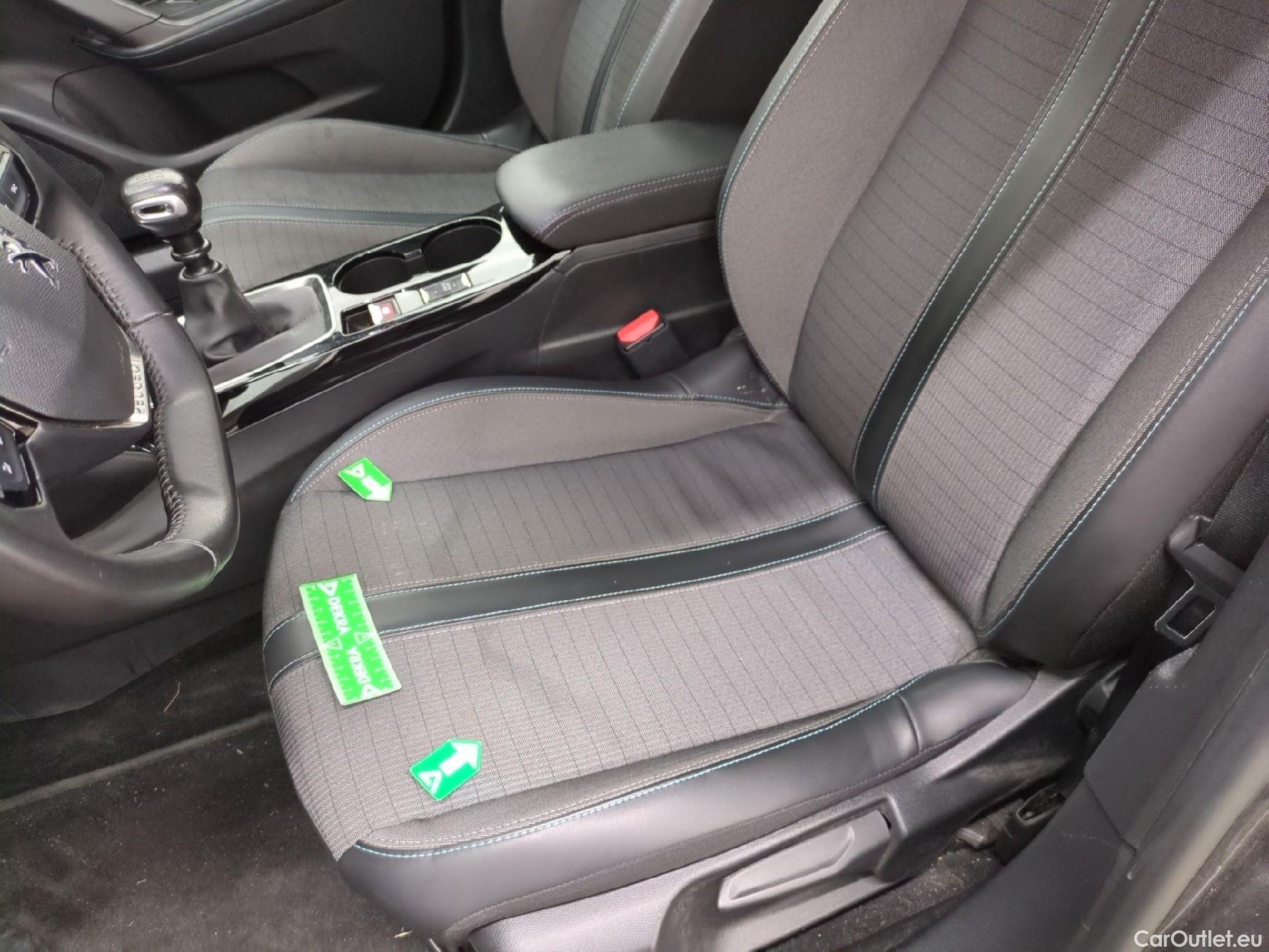  Peugeot  2008  Allure Pack 1.2 PureTech 100CV BVM6 E6d #17