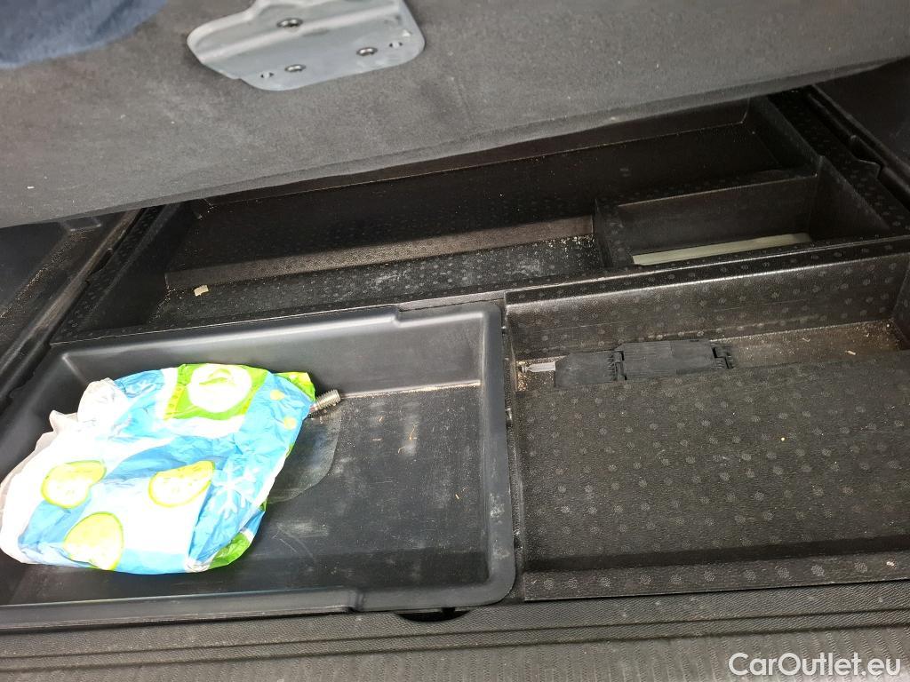  Peugeot  3008 PEUGEOT  / 2020 / 5P / SUV 1.6 HYBRID 225 E-EAT8 Allure #29