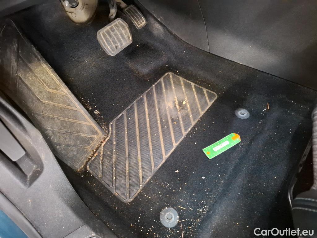  Peugeot  3008 PEUGEOT  / 2020 / 5P / SUV 1.6 HYBRID 225 E-EAT8 Allure #36