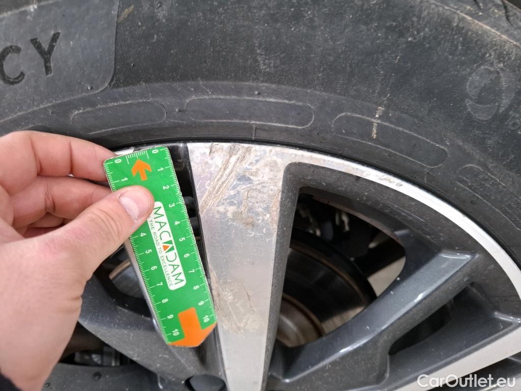  Peugeot  3008 PEUGEOT  / 2020 / 5P / SUV 1.6 HYBRID 225 E-EAT8 Allure #25