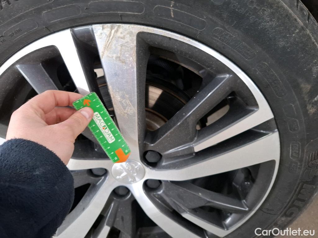  Peugeot  3008 PEUGEOT  / 2020 / 5P / SUV 1.6 HYBRID 225 E-EAT8 Allure #27