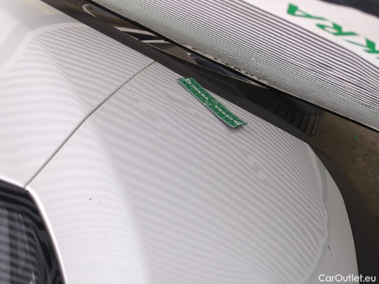  Peugeot  3008 PEUGEOT  / 2020 / 5P / SUV 1.6 HYBRID4 300 E-EAT8 GT Pack #41