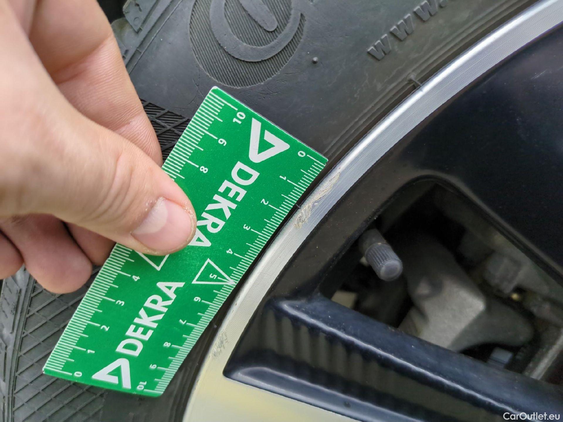  Peugeot  3008 PEUGEOT  / 2020 / 5P / SUV 1.6 HYBRID4 300 E-EAT8 GT Pack #30