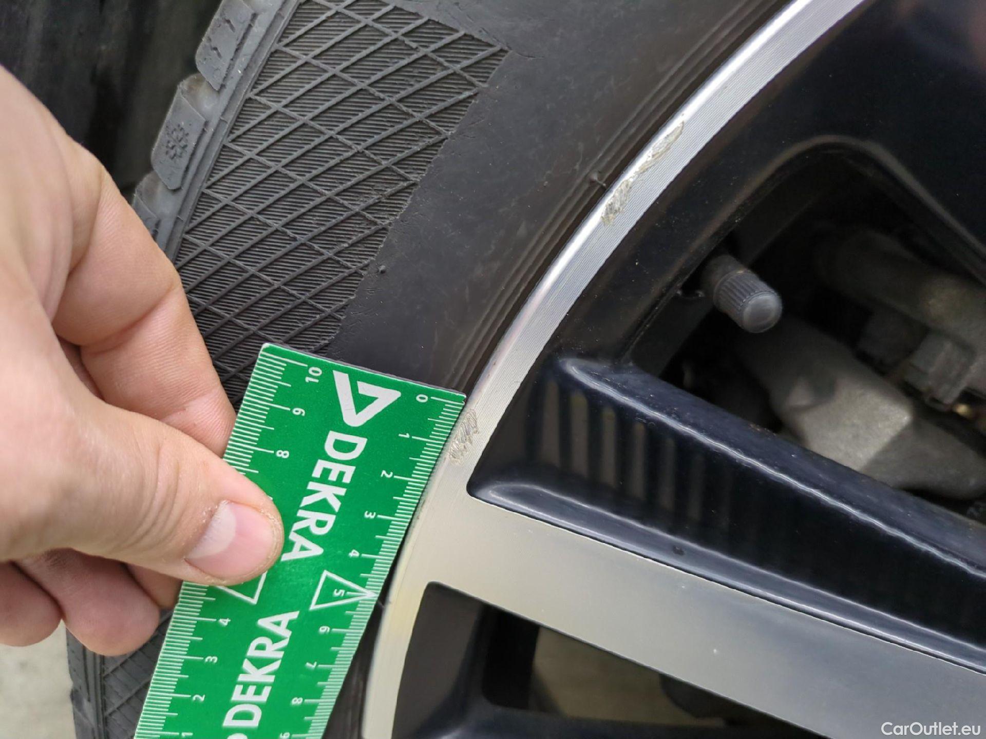  Peugeot  3008 PEUGEOT  / 2020 / 5P / SUV 1.6 HYBRID4 300 E-EAT8 GT Pack #28