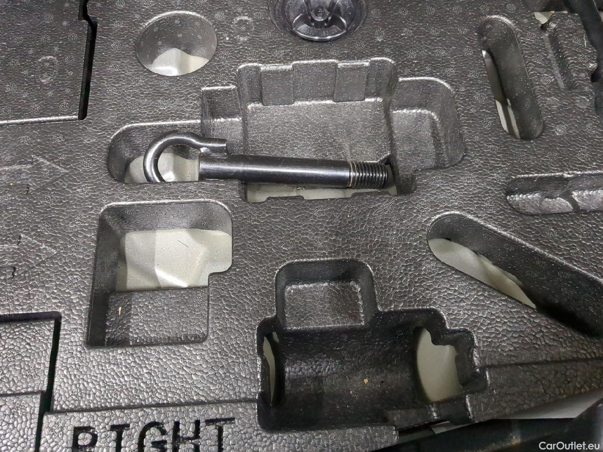  Nissan  Juke NISSAN  / 2019 / 5P / Crossover Hybrid 143 Business + #12