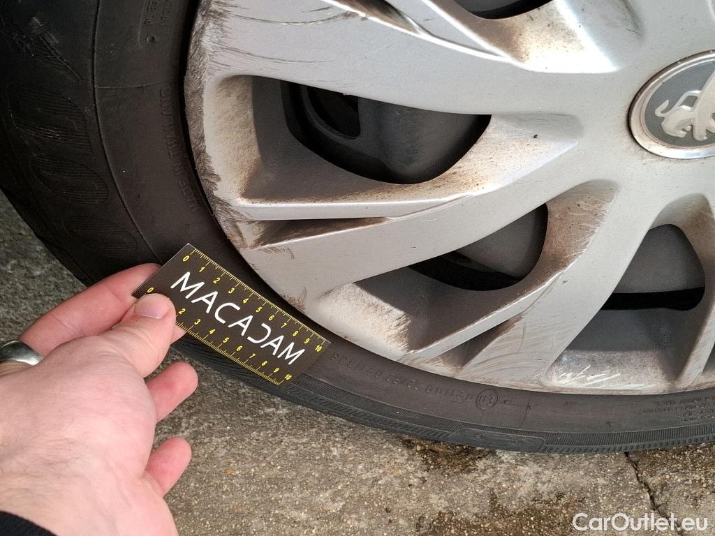  Peugeot  208  Affaire Premium Pack 1.2 PureTech 80CV BVM5 E6 #48