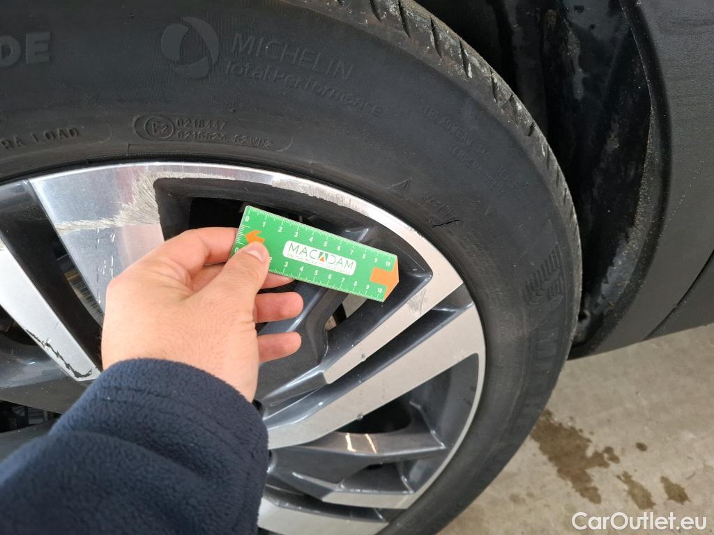  Peugeot  3008 PEUGEOT  / 2020 / 5P / SUV 1.6 HYBRID 225 E-EAT8 Allure #19