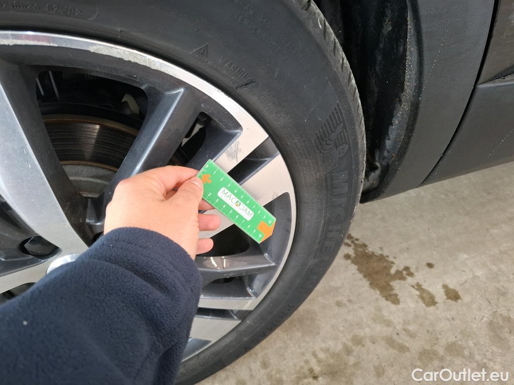  Peugeot  3008 PEUGEOT  / 2020 / 5P / SUV 1.6 HYBRID 225 E-EAT8 Allure #20