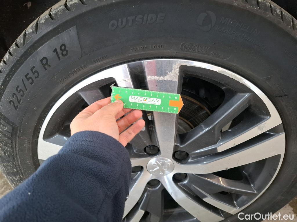  Peugeot  3008 PEUGEOT  / 2020 / 5P / SUV 1.6 HYBRID 225 E-EAT8 Allure #21