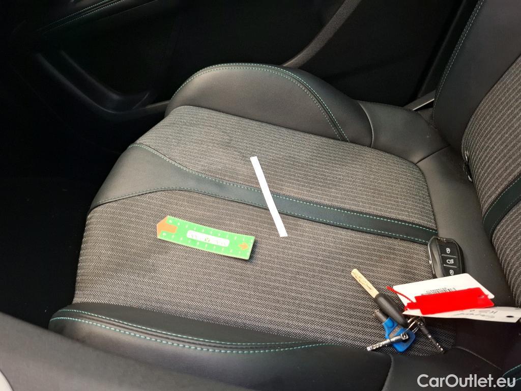  Peugeot  3008 PEUGEOT  / 2020 / 5P / SUV 1.6 HYBRID 225 E-EAT8 Allure #35